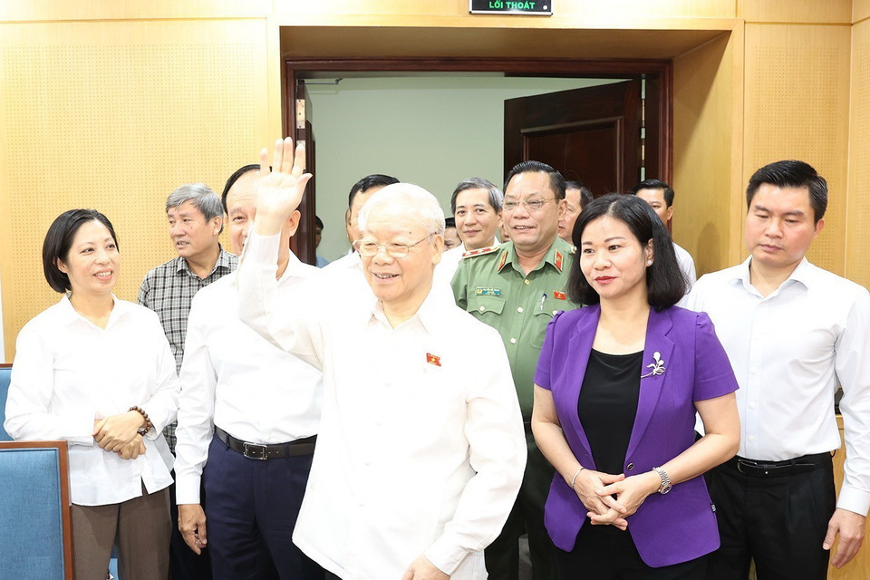 Tổng Bí thư Nguyễn Phú Trọng đến tiếp xúc cử tri tại trụ sở quận Đống Đa. (Ảnh: Trí Dũng/TTXVN)