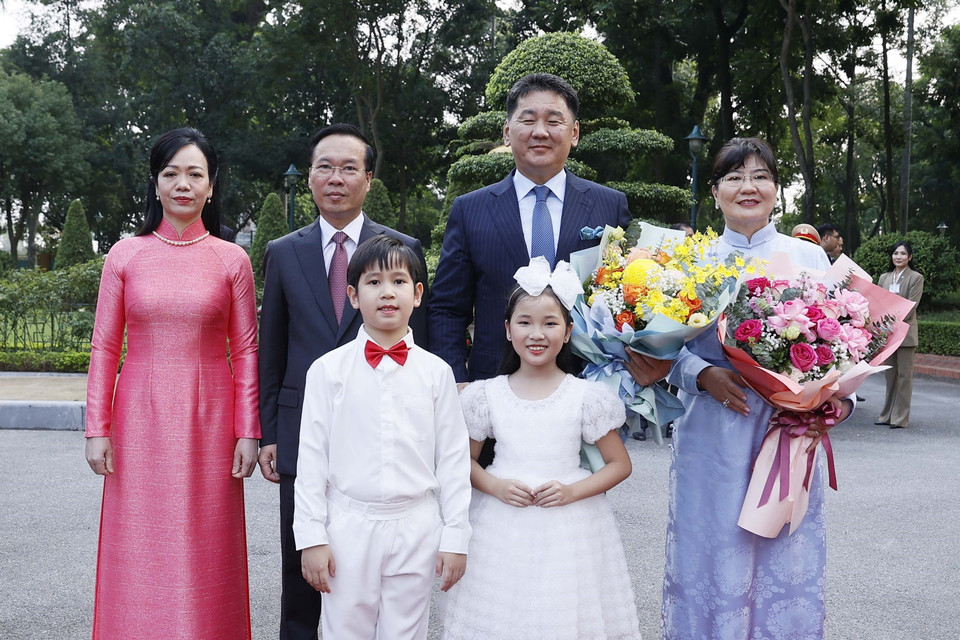 Chủ tịch nước Võ Văn Thưởng và Phu nhân cùng Tổng thống Mông Cổ Ukhnaagiin Khurelsukh với thiếu nhi Thủ đô Hà Nội tại lễ đón. (Ảnh: Thống Nhất/TTXVN)