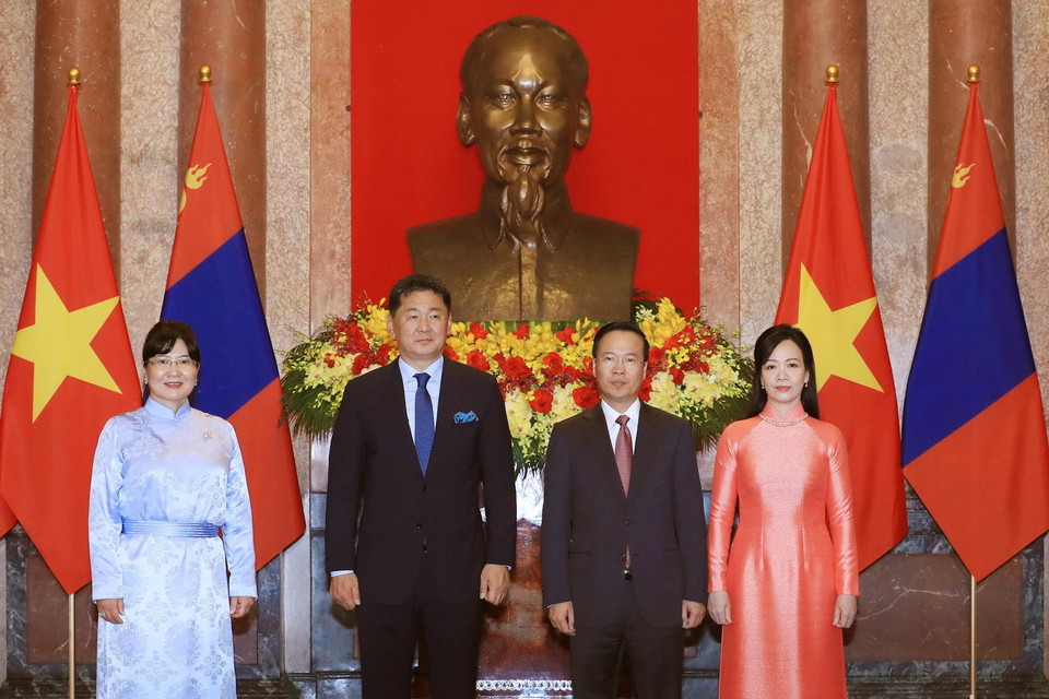 Chủ tịch nước Võ Văn Thưởng và Phu nhân cùng Tổng thống Mông Cổ Ukhnaagiin Khurelsukh và Phu nhân chụp ảnh chung. (Ảnh: TTXVN)