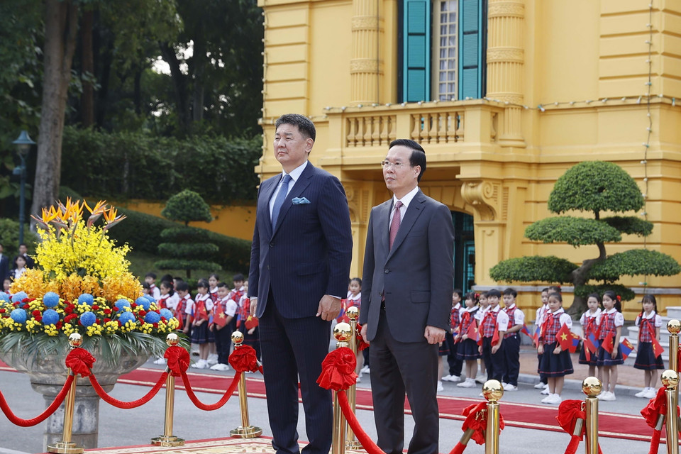 Chủ tịch nước Võ Văn Thưởng và Tổng thống Mông Cổ Ukhnaagiin Khurelsukh nghe quân nhạc cử Quốc thiều hai nước. (Ảnh: Thống Nhất/TTXVN)