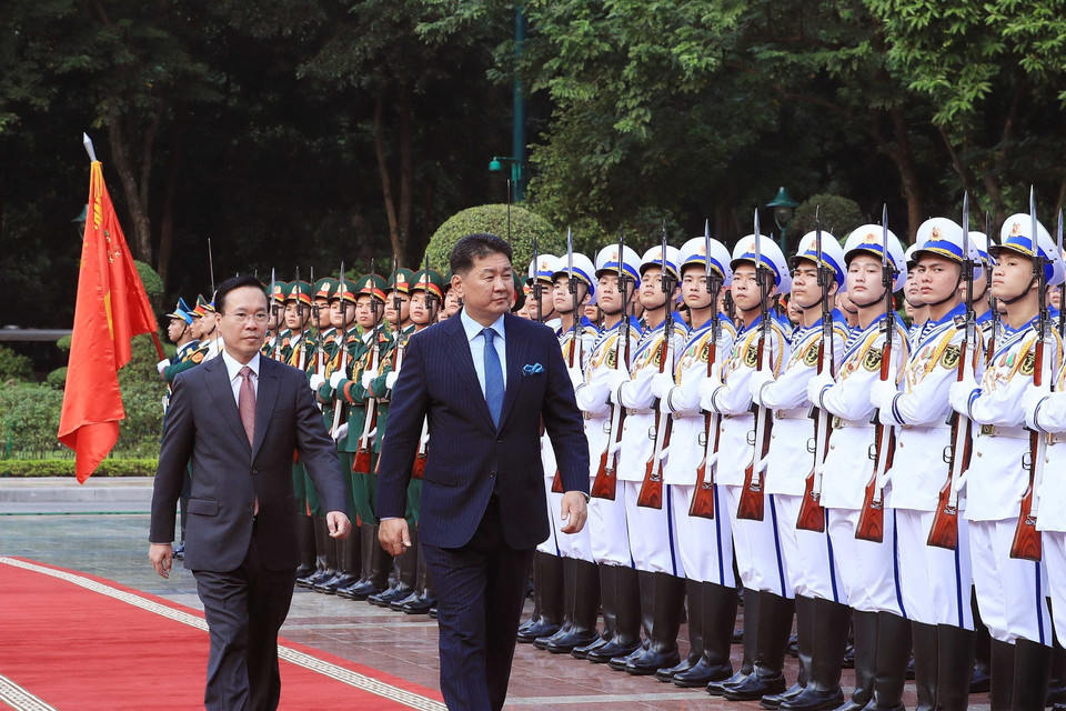 Chủ tịch nước Võ Văn Thưởng và Tổng thống Mông Cổ Ukhnaagiin Khurelsukh duyệt Đội Danh dự Quân đội Nhân dân Việt Nam. (Ảnh: Thống Nhất/TTXVN)