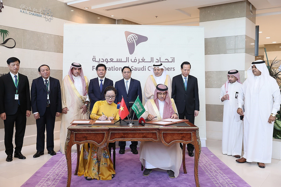 Thủ tướng Phạm Minh Chính chứng kiến Lễ ký Biên bản ghi nhớ giữa Liên đoàn Thương mại và Công nghiệp Việt Nam (VCCI) với Liên đoàn các Phòng Thương mại Saudi Arabia (FSC). (Ảnh: Dương Giang/TTXVN)