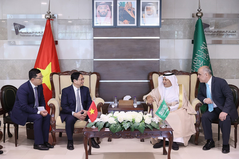 Chủ tịch Liên đoàn các Phòng Thương mại Saudi Arabia (FSC) Hassan Al Hwaizyi đón Thủ tướng Phạm Minh Chính đến dự Diễn đàn Kinh doanh Việt Nam-Saudi Arabia. (Ảnh: Dương Giang/TTXVN)