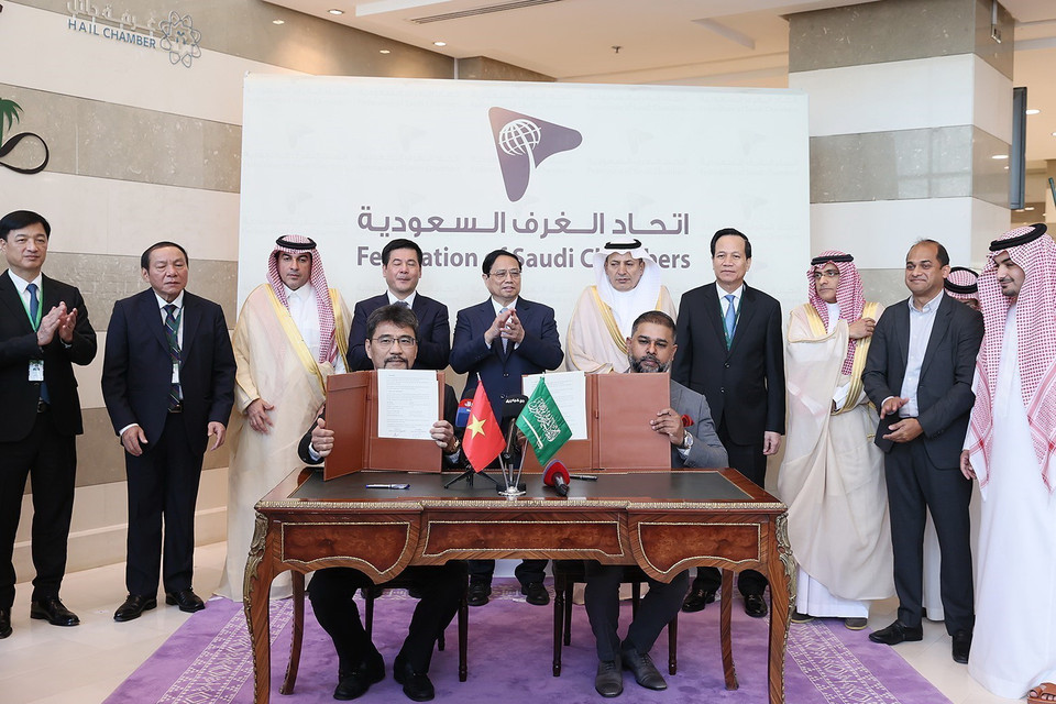 Thủ tướng Phạm Minh Chính chứng kiến Lễ ký Biên bản ghi nhớ về hợp tác du lịch giữa Vietravel (Việt Nam) và Công ty du lịch ITL (Saudi Arabia). (Ảnh: Dương Giang/TTXVN)