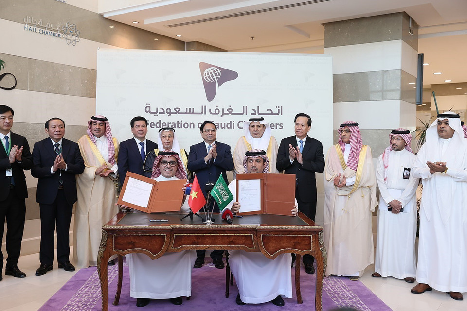 Thủ tướng Phạm Minh Chính chứng kiến Lễ ký biên bản ghi nhớ giữa Công ty Đầu tư Công nghiệp Zamil (ZIIC) và Công ty Thép xây dựng Zamil Việt Nam (ZSV) về dự án mở rộng ZSV tại Việt Nam (giai đoạn 2023-2030). (Ảnh: Dương Giang-TTXVN)