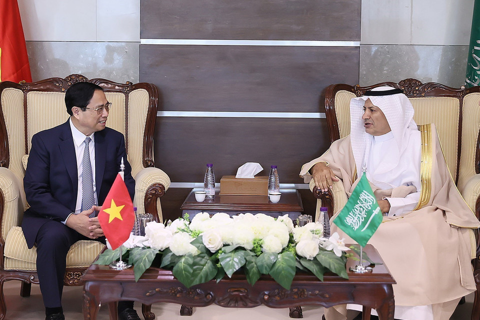 Chủ tịch Liên đoàn các Phòng Thương mại Saudi Arabia (FSC) Hassan Al Hwaizyi đón Thủ tướng Phạm Minh Chính đến dự Diễn đàn Kinh doanh Việt Nam-Saudi Arabia. (Ảnh: Dương Giang/TTXVN)