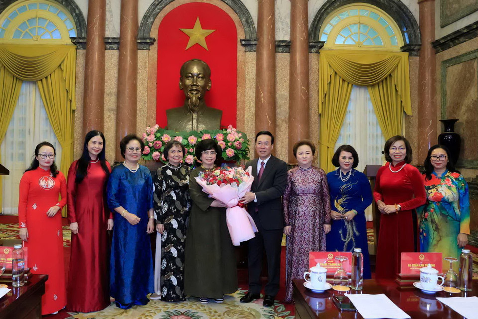 Chủ tịch nước Võ Văn Thưởng tặng hoa chúc mừng Hiệp hội Doanh nhân Nữ Việt Nam. (Ảnh: Thống Nhất/TTXVN)
