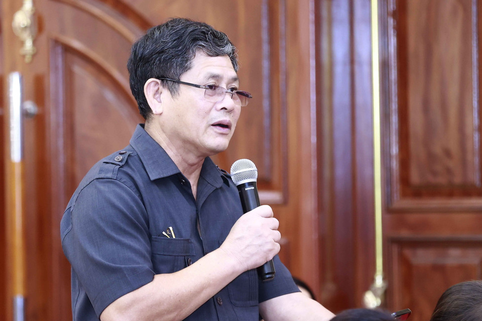 Cử tri Hoàng Đình Dũng tham gia ý kiến về Luật Phòng cháy chữa cháy và cơ sở hạ tầng khu du lịch. (Ảnh: Doãn Tấn/TTXVN)