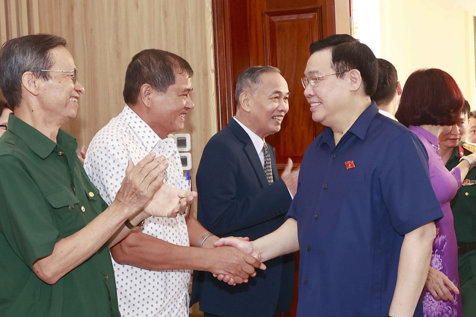 Chủ tịch Quốc hội Vương Đình Huệ với các đại biểu tại quận Đồ Sơn. (Ảnh: Doãn Tấn/TTXVN)