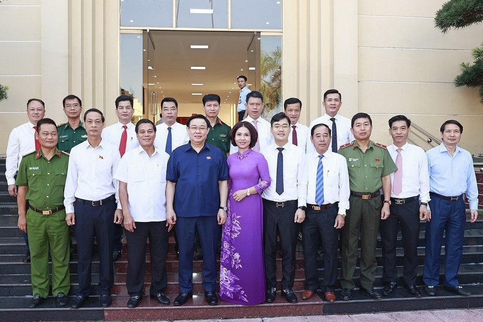 Chủ tịch Quốc hội Vương Đình Huệ cùng Đoàn đại biểu Quốc hội thành phố Hải Phòng. (Ảnh: Doãn Tấn/TTXVN)