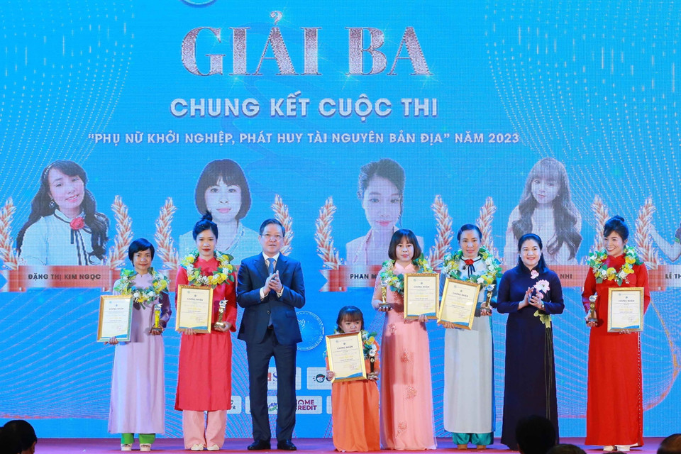 Các tác giả đạt giải Ba cuộc thi "Phụ nữ khởi nghiệp, phát huy tài nguyên bản địa" năm 2023. (Ảnh: Phương Hoa/TTXVN)