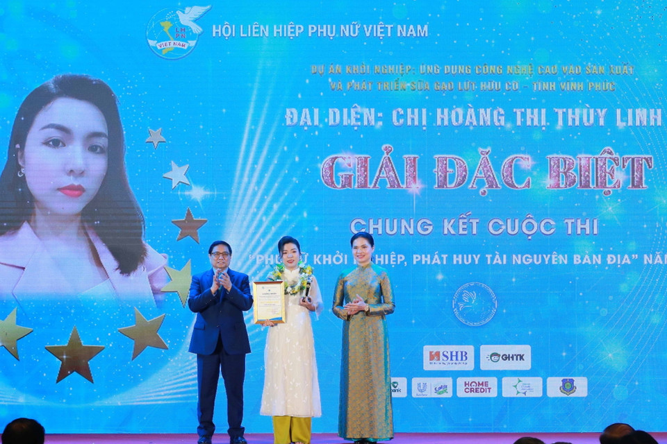 Thủ tướng Phạm Minh Chính trao giải Đặc biệt cho chị Hoàng Thị Thuỳ Linh, Hội LHPN tỉnh Vĩnh Phúc cuộc thi "Phụ nữ khởi nghiệp, phát huy tài nguyên bản địa" năm 2023. (Ảnh: Phương Hoa/TTXVN)