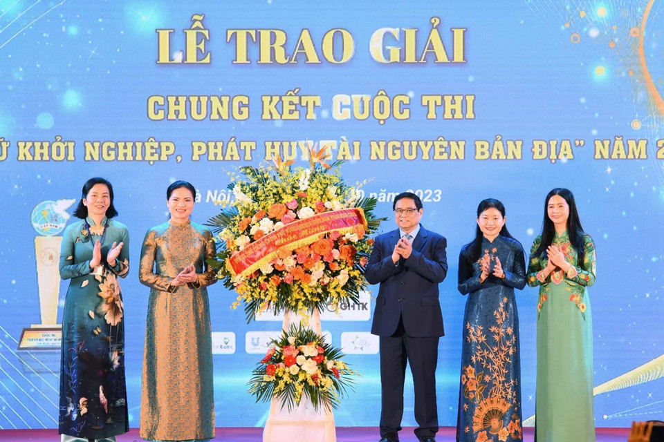 Thủ tướng Phạm Minh Chính tặng hoa chúc mừng Hội Liên hiệp phụ nữ Việt Nam. (Ảnh: Phương Hoa/TTXVN)