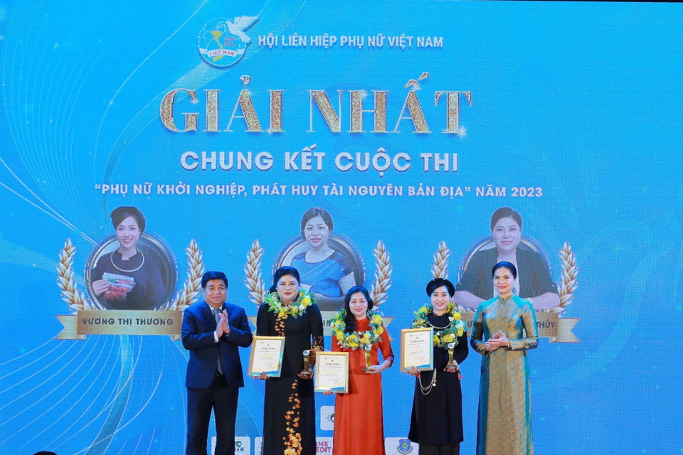 Các tác giả đạt giải Nhất cuộc thi "Phụ nữ khởi nghiệp, phát huy tài nguyên bản địa" năm 2023. (Ảnh: Phương Hoa/TTXVN)