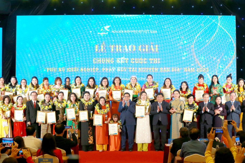 Thủ tướng Phạm Minh Chính và các tác giả đạt giải thưởng cuộc thi "Phụ nữ khởi nghiệp, phát huy tài nguyên bản địa" năm 2023. (Ảnh: Phương Hoa/TTXVN)