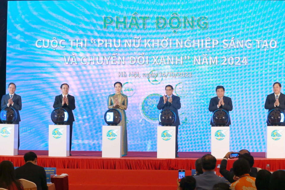 Thủ tướng Phạm Minh Chính và các đại biểu thực hiện nghi thức phát động cuộc thi "Phụ nữ khởi nghiệp sáng tạo" năm 2024. (Ảnh: Phương Hoa/TTXVN)