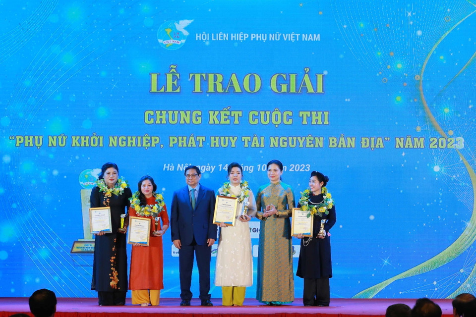 Thủ tướng Phạm Minh Chính và các tác giả đạt giải Đặc biệt, giải Nhất cuộc thi "Phụ nữ khởi nghiệp, phát huy tài nguyên bản địa" năm 2023. (Ảnh: Phương Hoa/TTXVN)