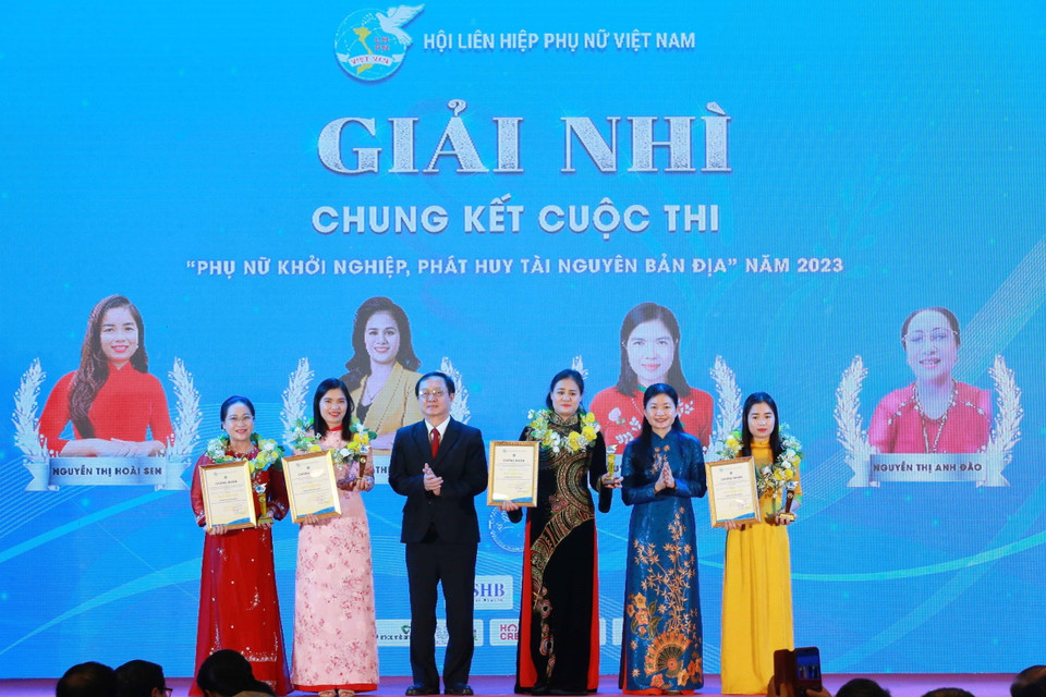 Các tác giả đạt giải Nhì cuộc thi "Phụ nữ khởi nghiệp, phát huy tài nguyên bản địa" năm 2023. (Ảnh: Phương Hoa/TTXVN)
