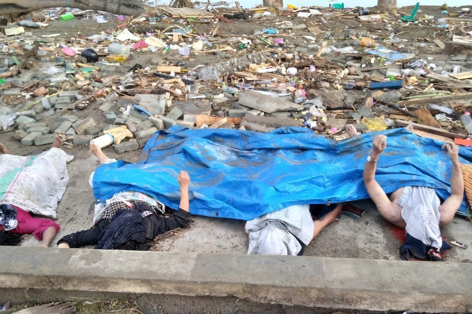 Thi thể các nạn nhân vụ động đất và sóng thần ở Palu, đảo Sulawesi, Indonesia ngày 28/9/2018. (Ảnh: AFP/TTXVN)