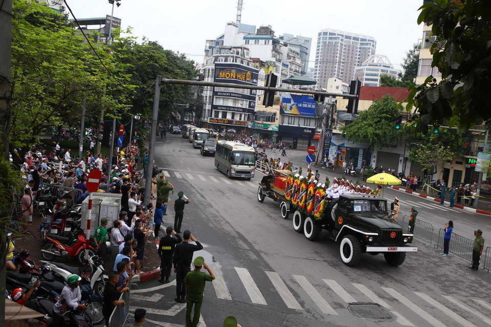Đoàn xe tang di chuyển qua phố Cửa Nam. (Ảnh: Minh Quyết/TTXVN)