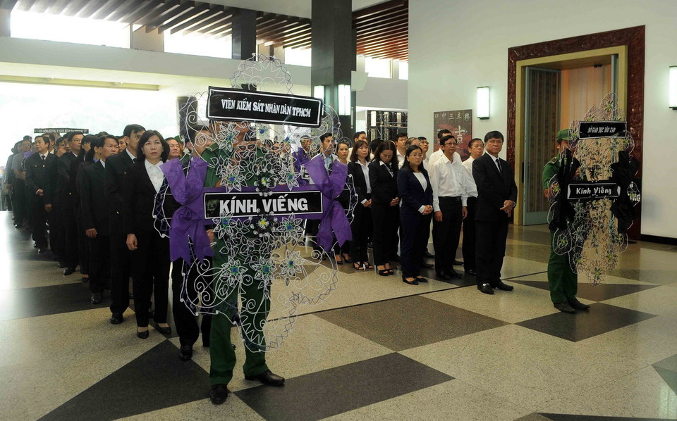 Đoàn Viện Kiểm sát nhân dân Thành phố Hồ Chí Minh viếng Chủ tịch nước Trần Đại Quang. (Ảnh: Thanh Vũ/TTXVN)