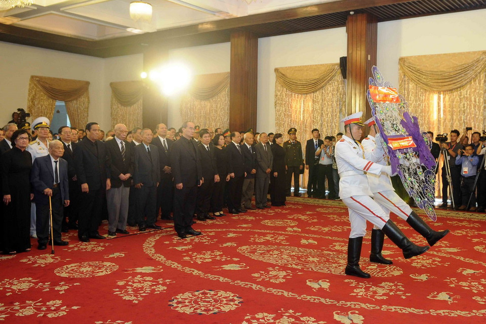 Các đồng chí lãnh đạo, nguyên lãnh đạo Đảng, Nhà nước; Đoàn lãnh đạo Thành ủy, Hội đồng nhân dân, Ủy ban nhân dân, Ủy ban MTTQ Thành phố Hồ Chí Minh do đồng chí Nguyễn Thiện Nhân, Ủy viên Bộ Chính trị, Bí thư Thành ủy TP Hồ Chí Minh dẫn đầu vào viếng Chủ tịch nước Trần Đại Quang. (Ảnh: Thanh Vũ/TTXVN)