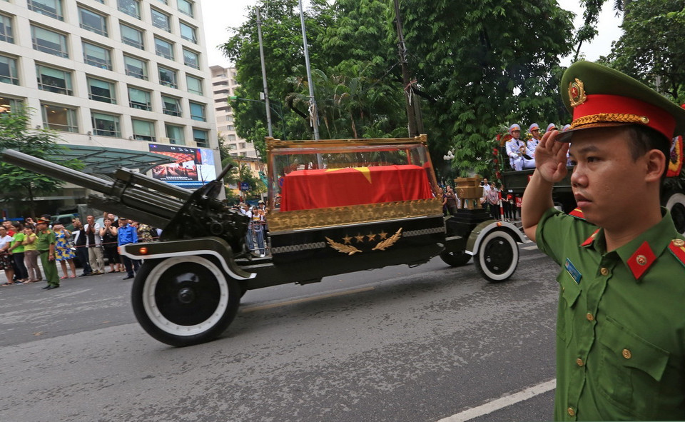  Đoàn xe tang Chủ tịch nước Trần Đại Quang đi qua trụ sở Thông tấn xã Việt Nam. (Ảnh: Ngọc Hà/TTXVN)