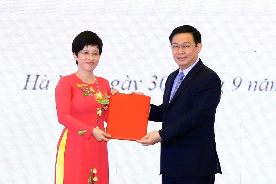 Ủy viên Bộ Chính trị, Phó Thủ tướng Vương Đình Huệ trao quyết định bổ nhiệm Phó Chủ tịch Ủy ban Quản lý vốn nhà nước tại doanh nghiệp cho bà Nguyễn Thị Phú Hà.(Ảnh: Thống Nhất/TTXVN)