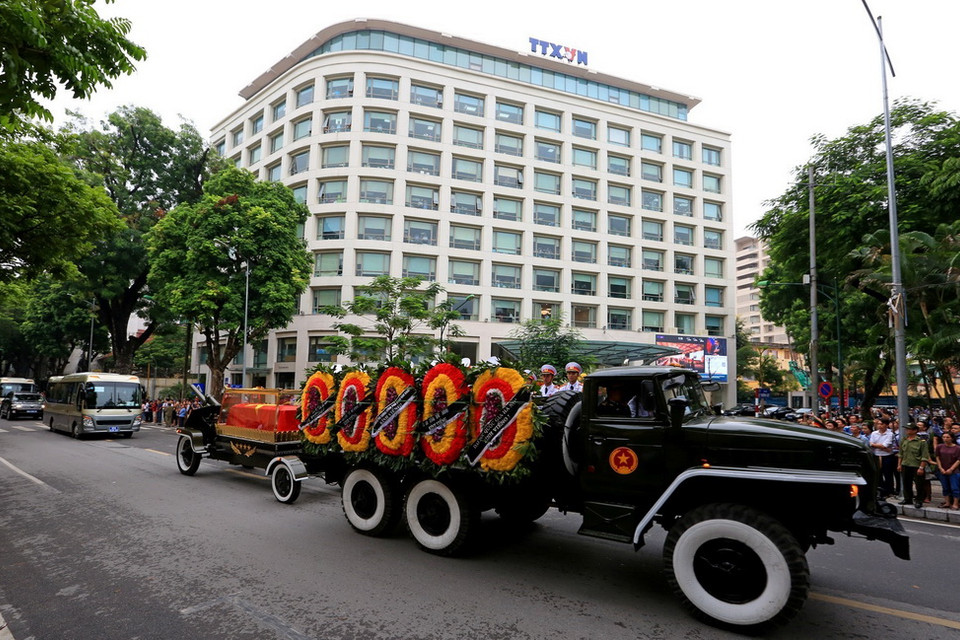  Đoàn xe tang Chủ tịch nước Trần Đại Quang đi qua trụ sở Thông tấn xã Việt Nam. (Ảnh: Ngọc Hà/TTXVN)