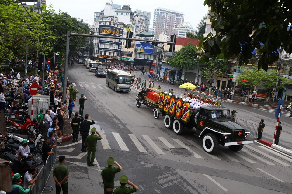 Đoàn xe tang di chuyển qua phố Cửa Nam. (Ảnh: Minh Quyết/TTXVN)
