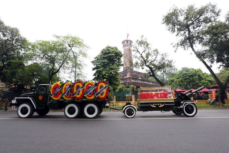 Đoàn xe tang Chủ tịch nước Trần Đại Quang đi qua đường Điện Biên Phủ (Hà Nội). (Ảnh: TTXVN)