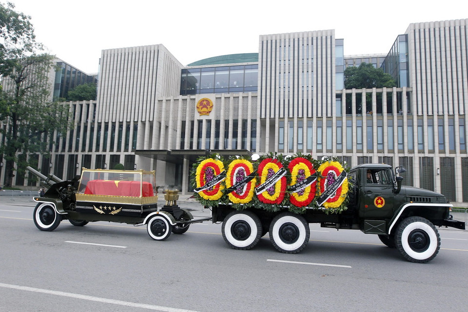 Xe đưa linh cữu Chủ tịch nước Trần Đại Quang đi qua khu vực trước Nhà Quốc hội, đường Độc Lập, Hà Nội. (Ảnh: Lâm Khánh/TTXVN)