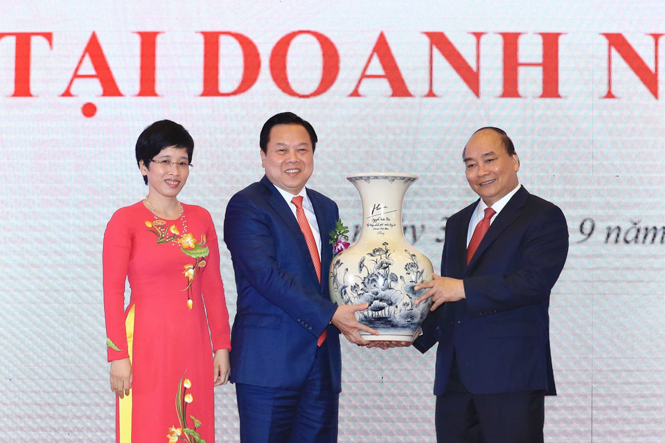 Thủ tướng Nguyễn Xuân Phúc tặng quà lưu niệm cho Ủy ban Quản lý vốn nhà nước tại doanh nghiệp. (Ảnh: Thống Nhất/TTXVN)