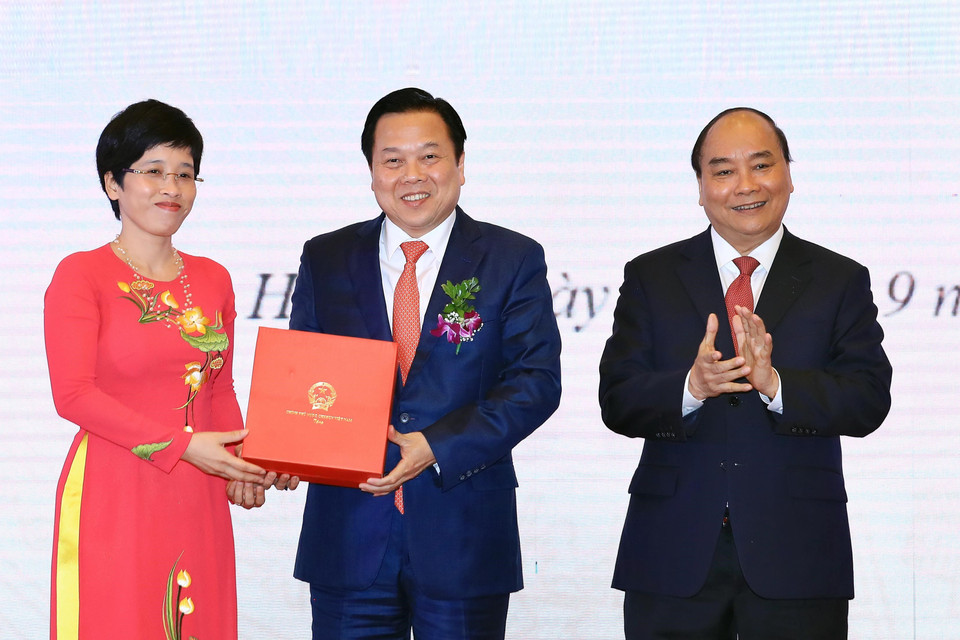 Thủ tướng Nguyễn Xuân Phúc tặng quà lưu niệm cho Ủy ban Quản lý vốn nhà nước tại doanh nghiệp. (Ảnh: Thống Nhất/TTXVN)