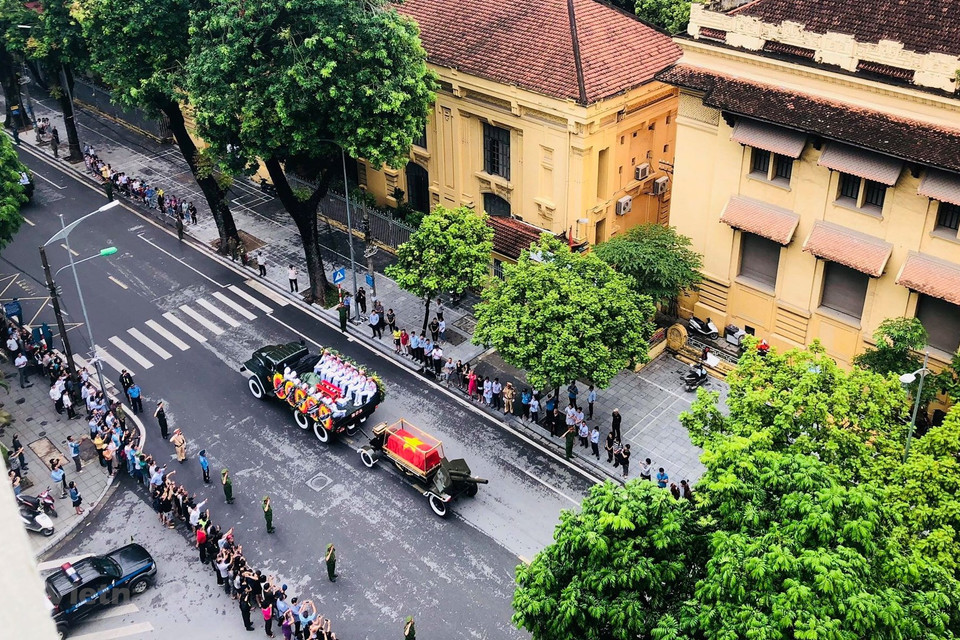 Người dân xúc động đưa tiễn Chủ tịch nước Trần Đại Quang. (Nguồn: Vietnam+)