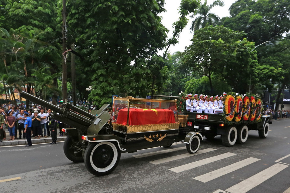  Đoàn xe tang Chủ tịch nước Trần Đại Quang đi qua phố Lê Thánh Tông (Hà Nội). (Ảnh: Ngọc Hà/TTXVN)