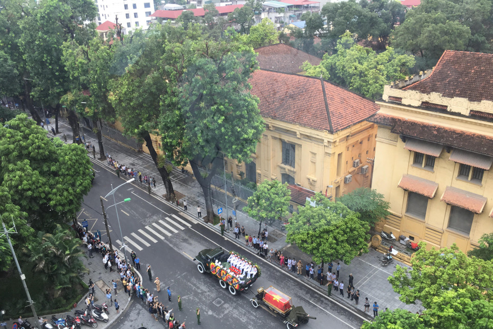  Đoàn xe tang Chủ tịch nước Trần Đại Quang đi qua phố Lê Thánh Tông, Hà Nội. (Ảnh: Quang Hải/ TTXVN)