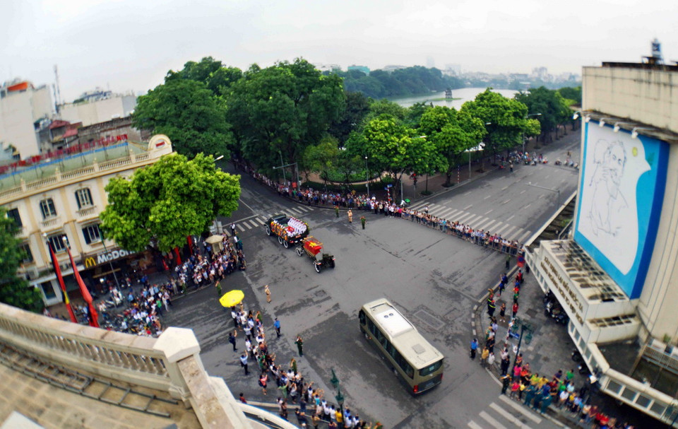 Đoàn xe tang Chủ tịch nước Trần Đại Quang đi qua phố Tràng Tiền-Hàng Khay. (Ảnh: Thanh Tùng/TTXVN)