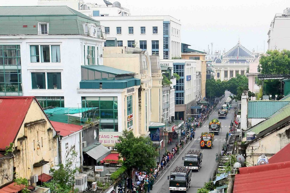 Đoàn xe tang Chủ tịch nước Trần Đại Quang đi qua phố Tràng Tiền. (Ảnh: Thanh Tùng/TTXVN)