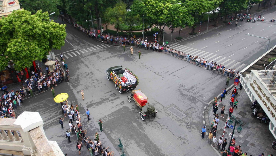 Đoàn xe tang Chủ tịch nước Trần Đại Quang đi qua phố Tràng Tiền-Hàng Khay. (Ảnh: Thanh Tùng/TTXVN)