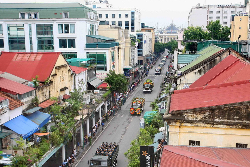 Đoàn xe tang Chủ tịch nước Trần Đại Quang đi qua phố Tràng Tiền. (Ảnh: Thanh Tùng/TTXVN)