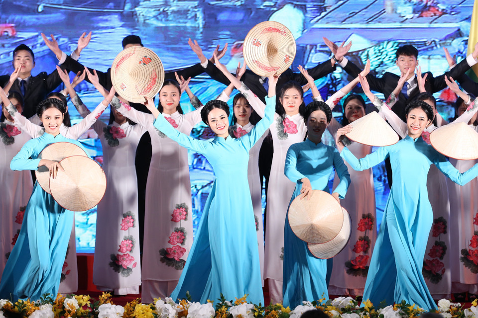 Chương trình văn nghệ chào mừng. (Ảnh: Dương Giang/TTXVN)