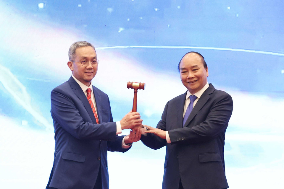 Thủ tướng Nguyễn Xuân Phúc trao chiếc búa gỗ cho Đại sứ Brunei tại Việt Nam - nước giữ vai trò Chủ tịch ASEAN 2021. (Ảnh: Thống Nhất/TTXVN)