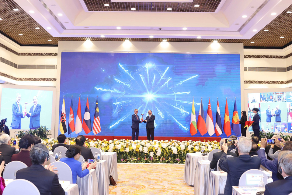 Thủ tướng Nguyễn Xuân Phúc trao chiếc búa gỗ cho Đại sứ Brunei tại Việt Nam - nước giữ vai trò Chủ tịch ASEAN 2021. (Ảnh: Thống Nhất/TTXVN)