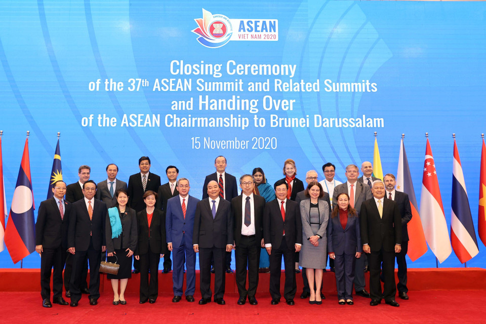 Thủ tướng Nguyễn Xuân Phúc, Chủ tịch ASEAN 2020 và các đại biểu. (Ảnh: Thống Nhất/TTXVN)