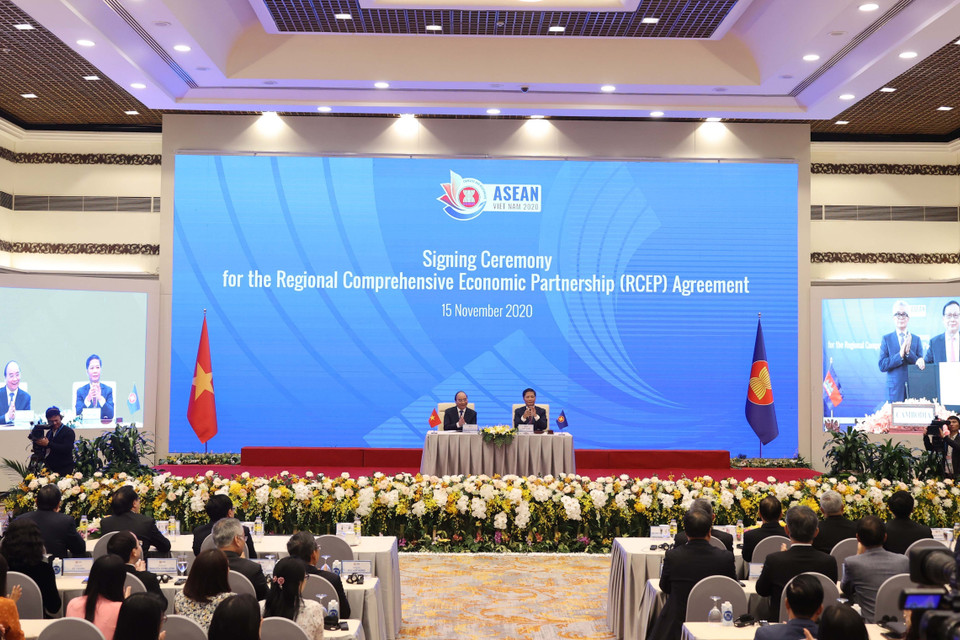 Thủ tướng Nguyễn Xuân Phúc, Chủ tịch ASEAN 2020 cùng các nhà lãnh đạo cấp cao chứng kiến Lễ ký Hiệp định Đối tác Kinh tế Toàn diện Khu vực RCEP. (Ảnh: Thống Nhất/TTXVN)