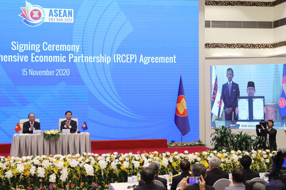 Thủ tướng Nguyễn Xuân Phúc, Chủ tịch ASEAN 2020 cùng các nhà lãnh đạo cấp cao chứng kiến Lễ ký Hiệp định Đối tác Kinh tế Toàn diện Khu vực RCEP. (Ảnh: Thống Nhất/TTXVN)