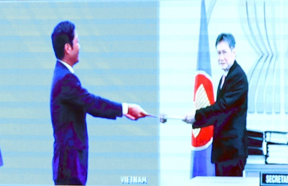 Ông Trần Tuấn Anh, Bộ trưởng Bộ Công Thương Việt Nam tiến hành trao tượng trưng bản lưu chiểu Hiệp định Đối tác Kinh tế Toàn diện Khu vực RCEP tới Ngài Lim Jock Hoi, Tổng Thư ký ASEAN. (Ảnh: Thống Nhất/TTXVN)