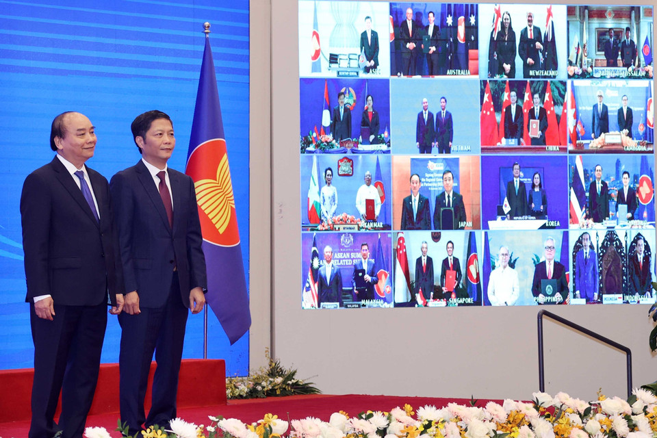  Thủ tướng Nguyễn Xuân Phúc, Chủ tịch ASEAN 2020 và Bộ trưởng Bộ Công Thương Trần Tuấn Anh và các nước tham dự lễ ký. (Ảnh: Thống Nhất/TTXVN)