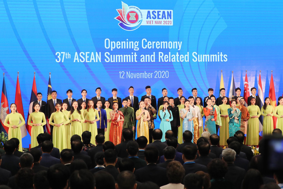 Lãnh đạo các nước ASEAN và các đại biểu tham dự hội nghị hát bài ca ASEAN. (Ảnh: Lâm Khánh/TTXVN)